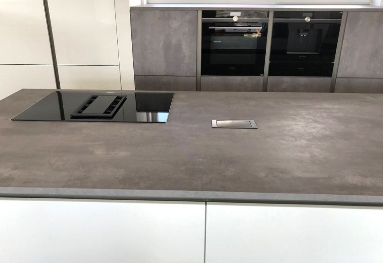 17-design-kueche-hochglanz-lack-weiss-kombiniert-mit-betonoptik-11