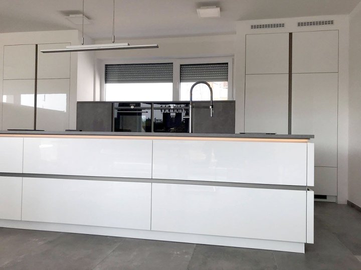 17-design-kueche-hochglanz-lack-weiss-kombiniert-mit-betonoptik-2