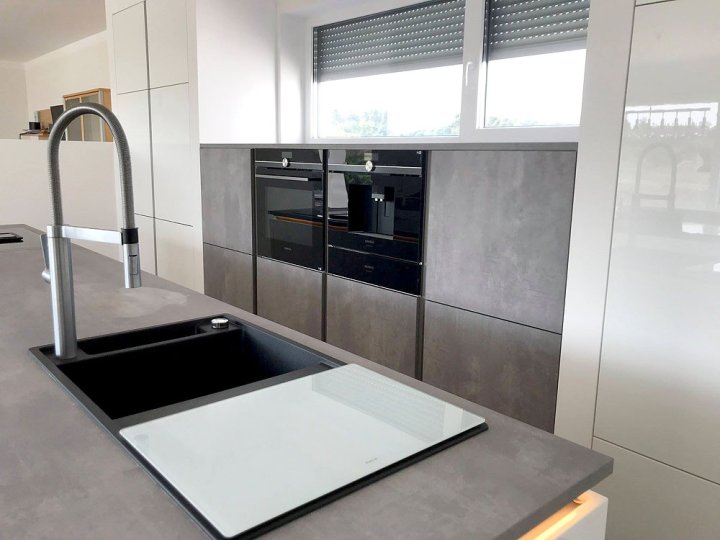 17-design-kueche-hochglanz-lack-weiss-kombiniert-mit-betonoptik-3