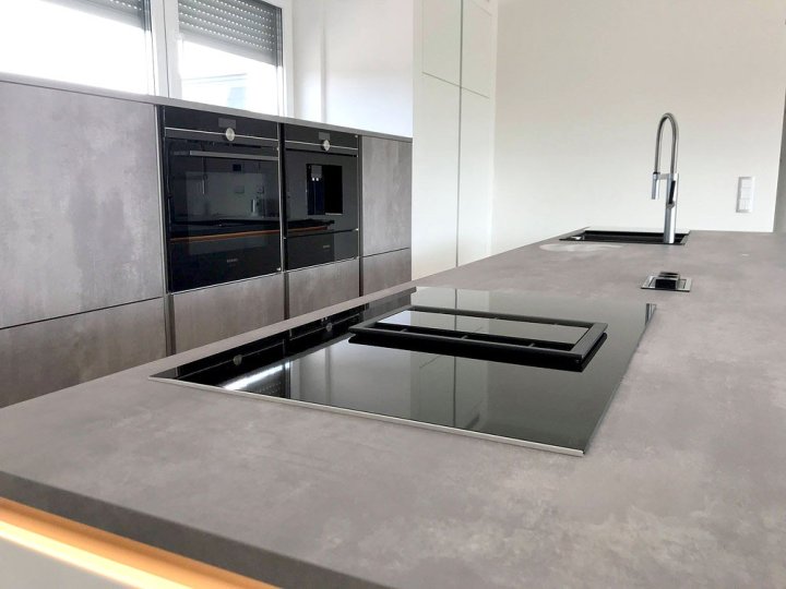 17-design-kueche-hochglanz-lack-weiss-kombiniert-mit-betonoptik-4