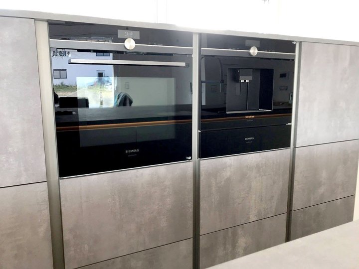 17-design-kueche-hochglanz-lack-weiss-kombiniert-mit-betonoptik-5