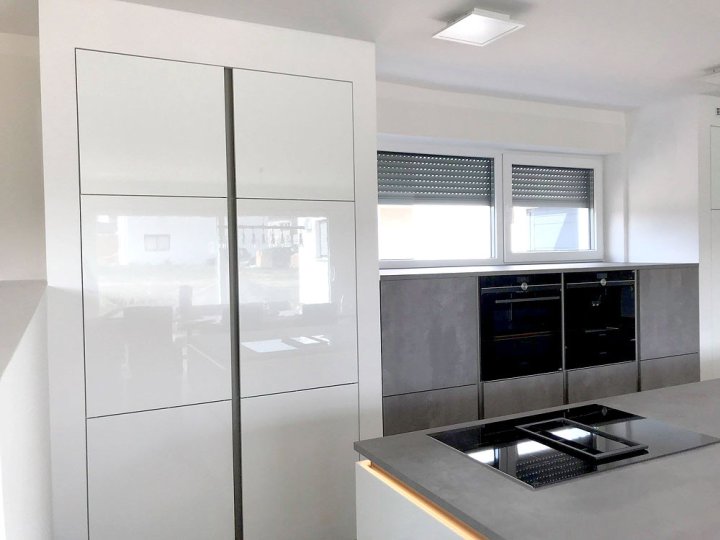 17-design-kueche-hochglanz-lack-weiss-kombiniert-mit-betonoptik-6