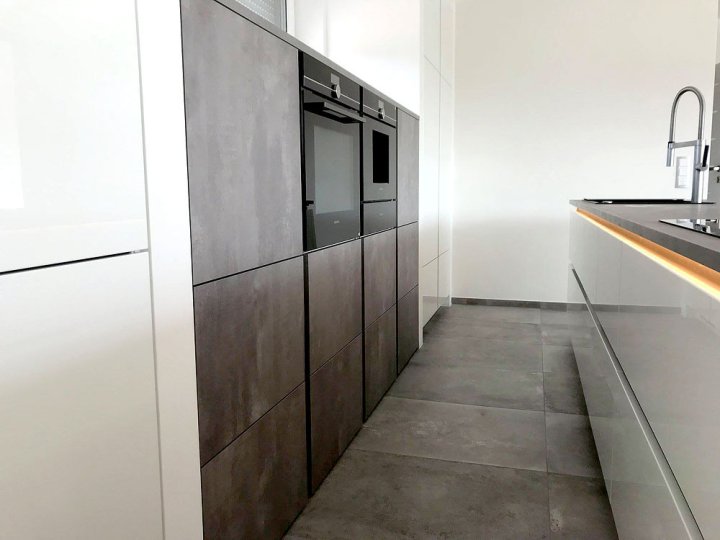 17-design-kueche-hochglanz-lack-weiss-kombiniert-mit-betonoptik-8