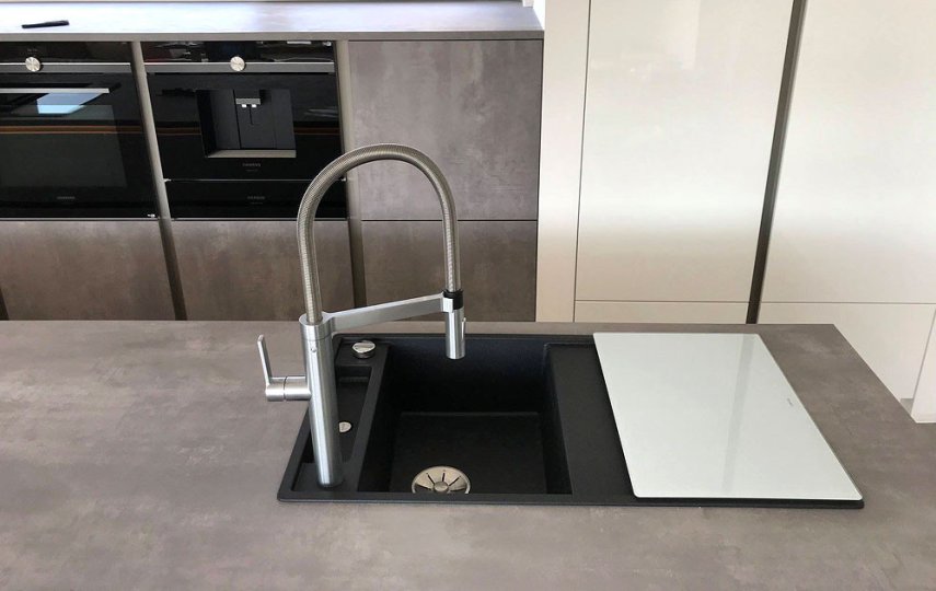 17-design-kueche-hochglanz-lack-weiss-kombiniert-mit-betonoptik-9