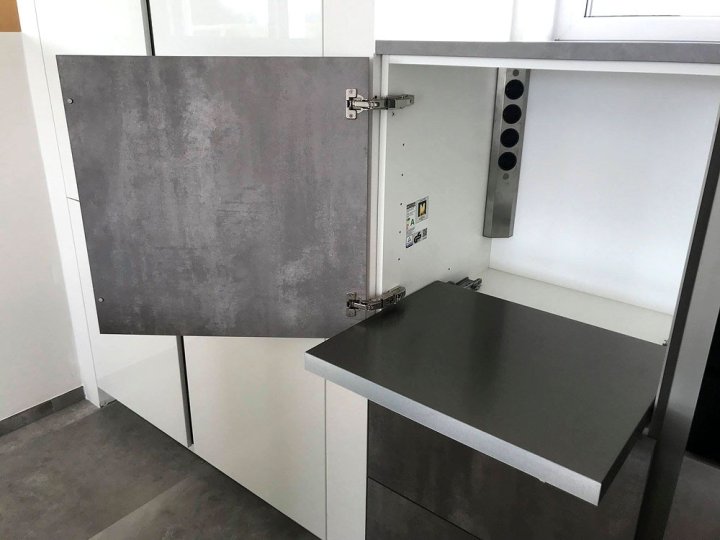 17-design-kueche-hochglanz-lack-weiss-kombiniert-mit-betonoptik-10