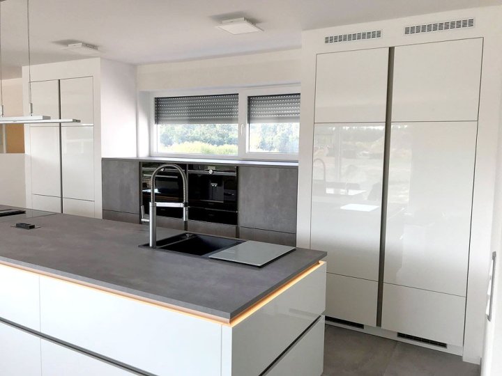 17-design-kueche-hochglanz-lack-weiss-kombiniert-mit-betonoptik-1