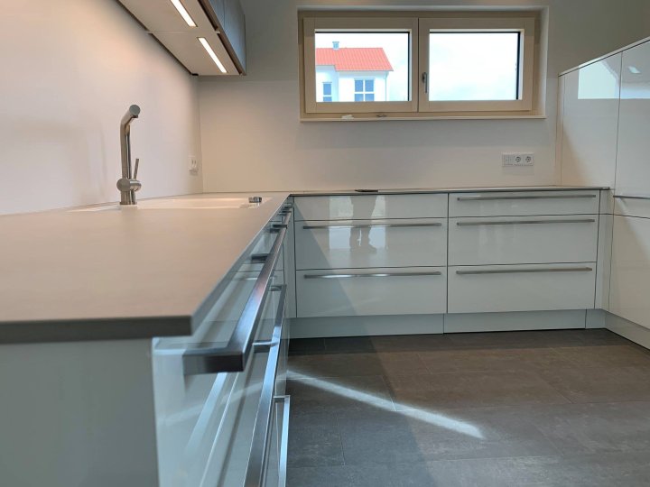 19-03-2019-design-kueche-in-weiss-hochglanz-11