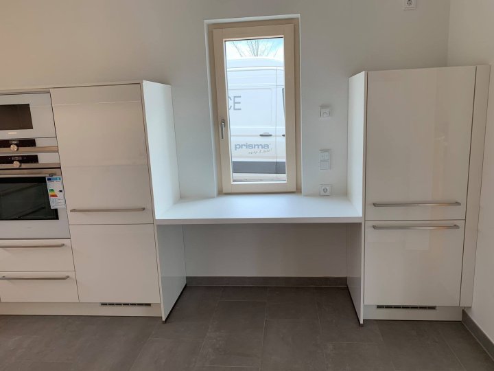 19-03-2019-design-kueche-in-weiss-hochglanz-3