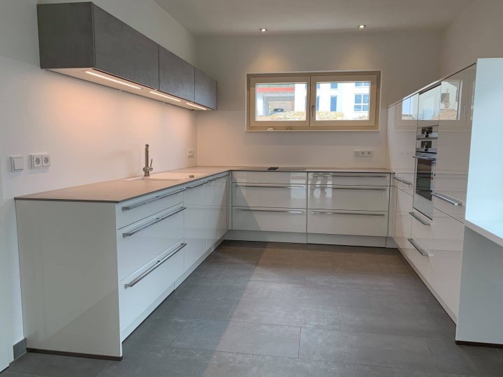 19-03-2019-design-kueche-in-weiss-hochglanz-4