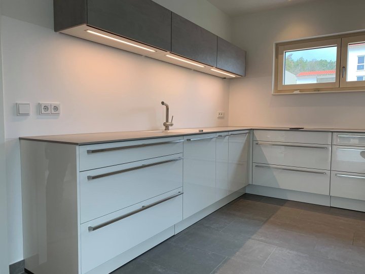 19-03-2019-design-kueche-in-weiss-hochglanz-6