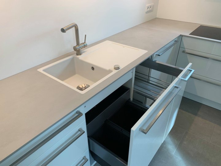 19-03-2019-design-kueche-in-weiss-hochglanz-8
