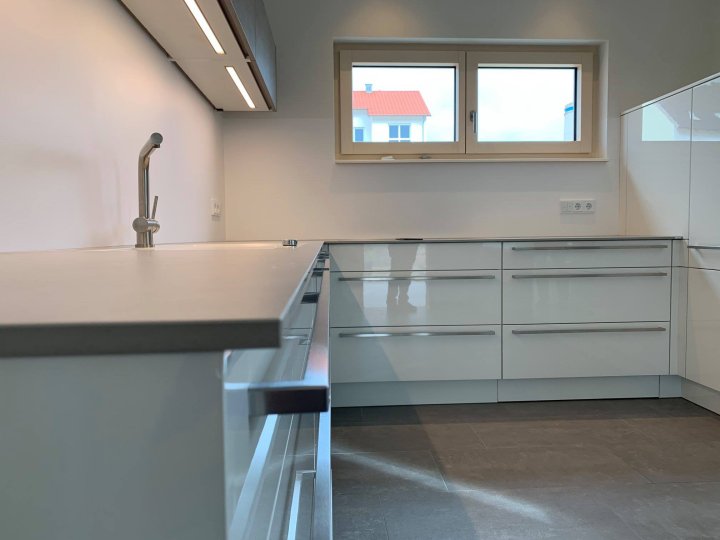 19-03-2019-design-kueche-in-weiss-hochglanz-9