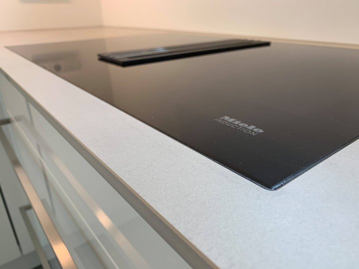 19-03-2019-design-kueche-in-weiss-hochglanz-10