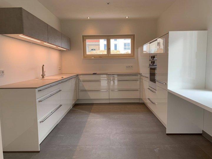 19-03-2019-design-kueche-in-weiss-hochglanz-1
