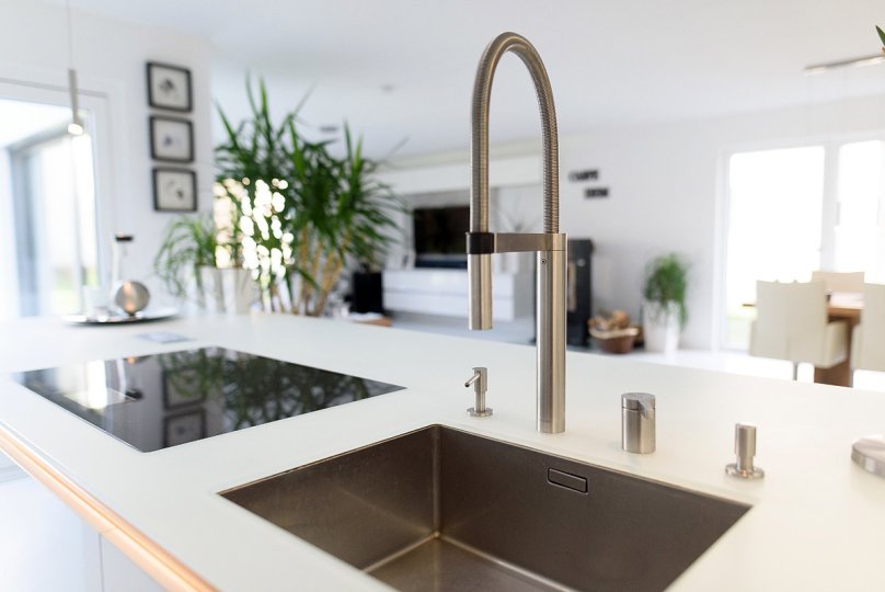 mega-kuechenwelten-schwandorf-wunderschoene-grifflose-designkueche-in-weiss-1