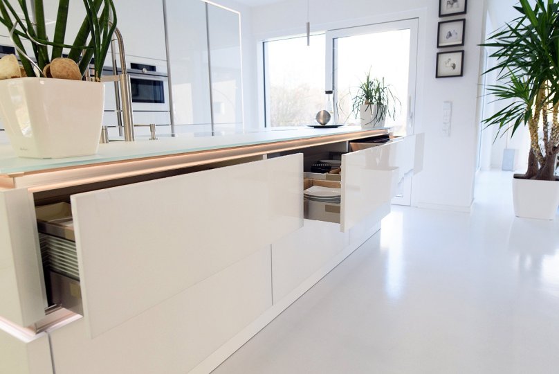 mega-kuechenwelten-schwandorf-wunderschoene-grifflose-designkueche-in-weiss-3