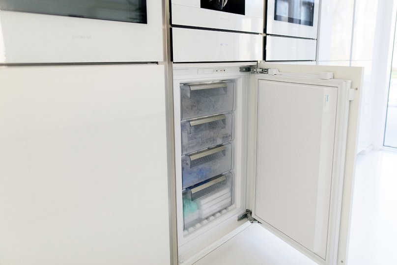 mega-kuechenwelten-schwandorf-wunderschoene-grifflose-designkueche-in-weiss-5