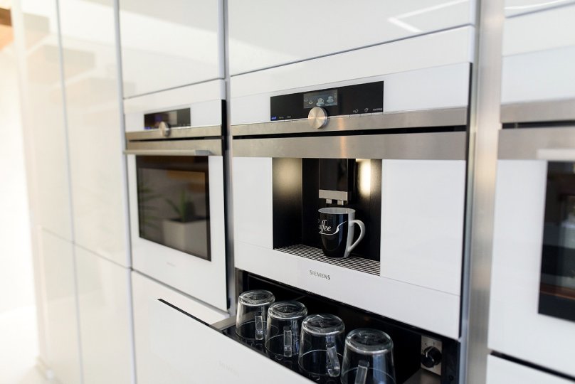 mega-kuechenwelten-schwandorf-wunderschoene-grifflose-designkueche-in-weiss-6