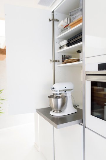 mega-kuechenwelten-schwandorf-wunderschoene-grifflose-designkueche-in-weiss-7