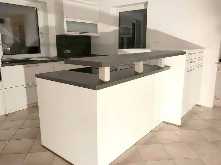09-april-klassische-kueche-in-weiss-hochglanz-2