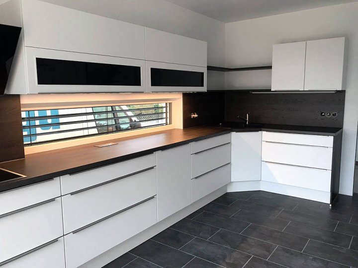 10-moderne-kueche-weiss-design-griffleisten-2