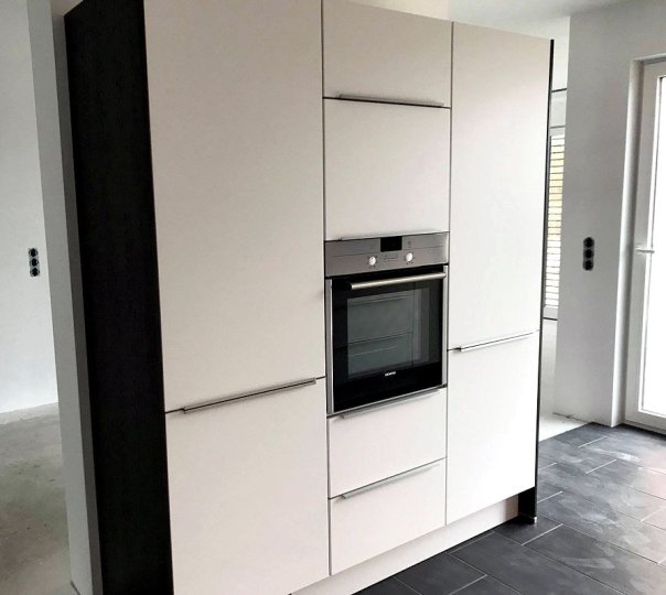 10-moderne-kueche-weiss-design-griffleisten-3