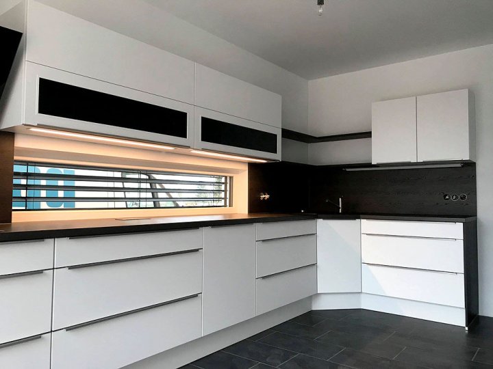 10-moderne-kueche-weiss-design-griffleisten-4