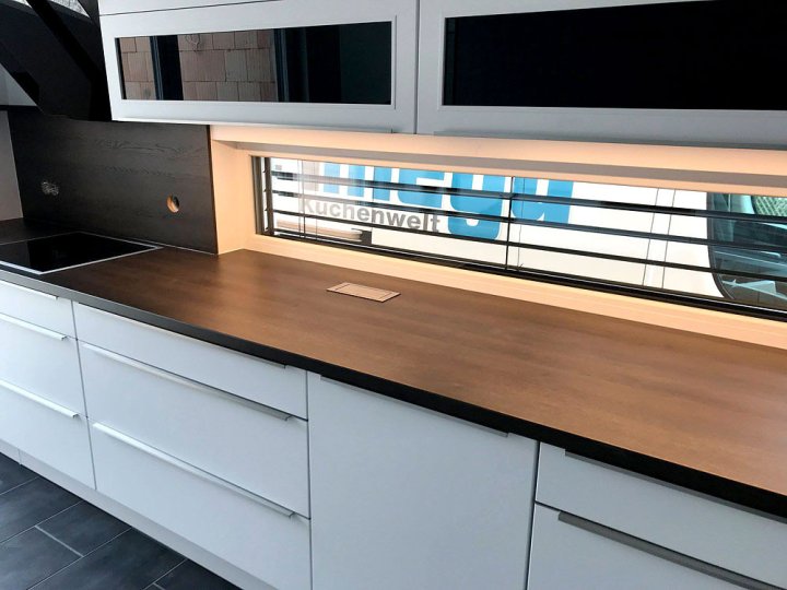10-moderne-kueche-weiss-design-griffleisten-5