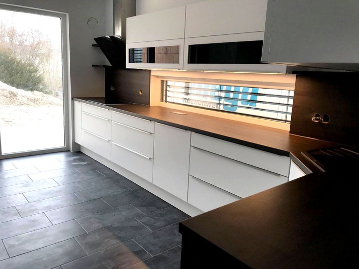 10-moderne-kueche-weiss-design-griffleisten-6