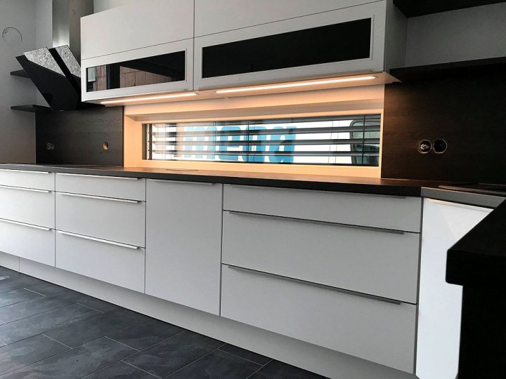 10-moderne-kueche-weiss-design-griffleisten-7