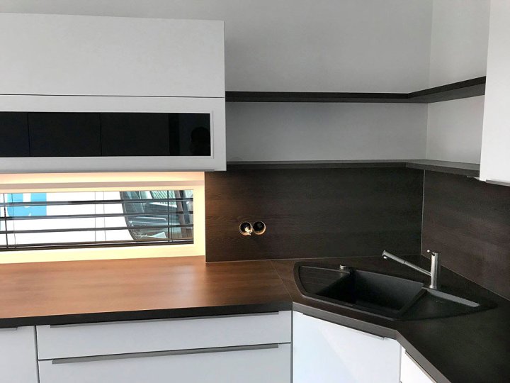 10-moderne-kueche-weiss-design-griffleisten-8