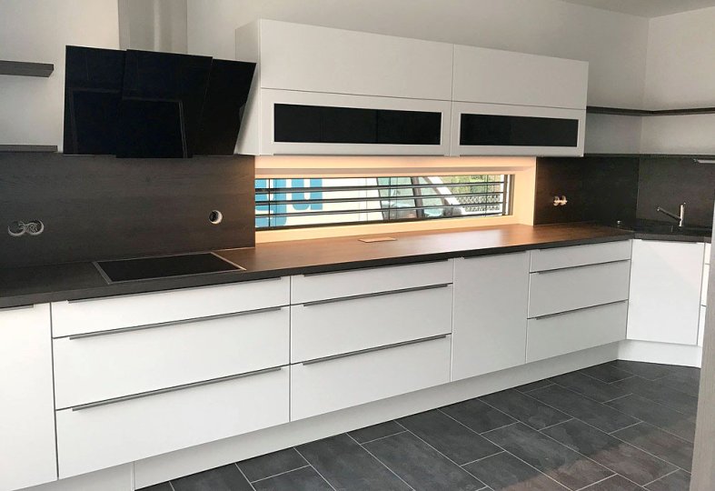 10-moderne-kueche-weiss-design-griffleisten-1