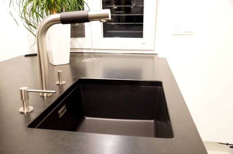 mega-kuechenwelten-schwandorf-purismus-trifft-kochkomfort-6