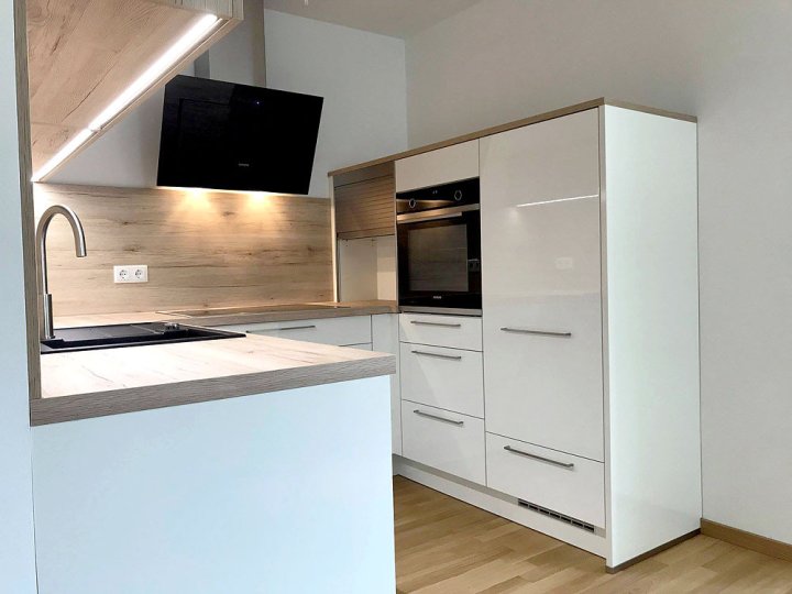 14-lackierte-fronten-mit-absetzungen-in-holz-sind-beliebt-2