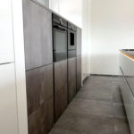 Design-Küche in Hochglanz-Lack, weiss, kombiniert mit Betonoptik