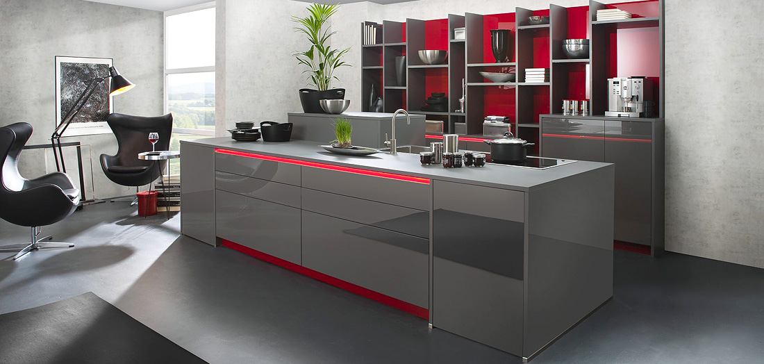 Puristische Küchen - edles Design mit hohem Komfort - gut & günstig bei Mega Küchenwelten in Schwandorf