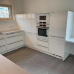 Design-Küche in Weiß Hochglanz lackiert, mit 12mm Keramikplatte