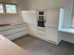 Design-Küche in Weiß Hochglanz lackiert, mit 12mm Keramikplatte